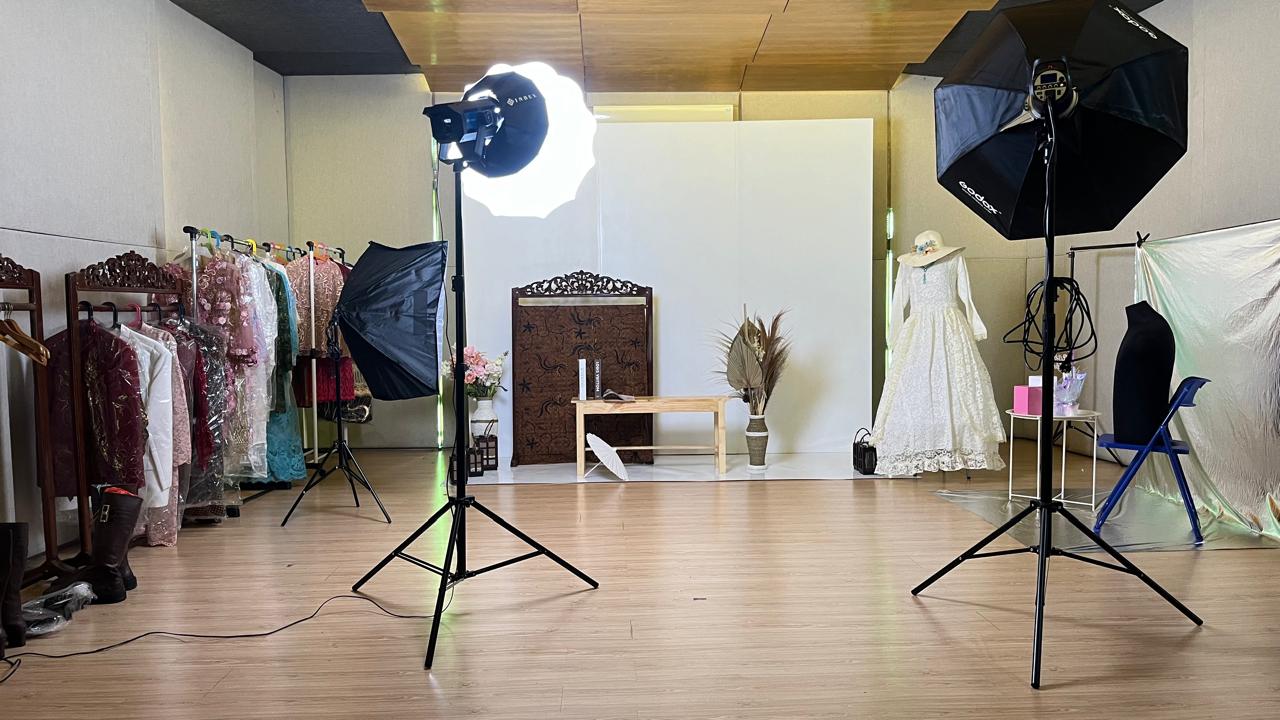 Self-Photo Studio